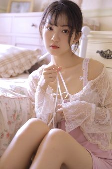 双手攀上两团少女峰